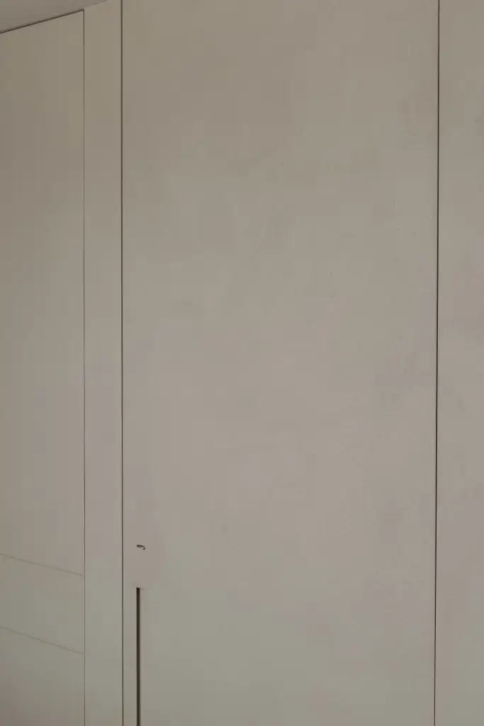 Onzichtbare inbouwdeur in een microcement wand, Nieuwbouwwoning in Roeselare, interieur Laura Calleeuw
