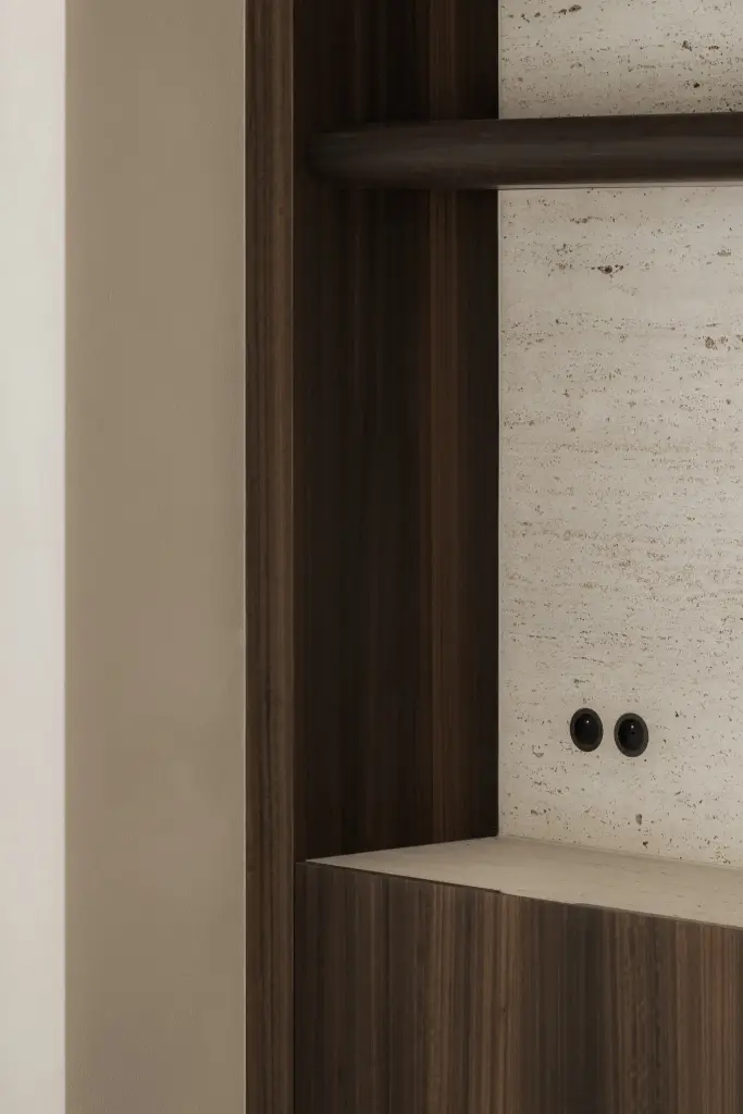 Detail van inbouwstopcontacten in een travertijn nis, Nieuwbouwwoning in Roeselare, interieur Laura Calleeuw