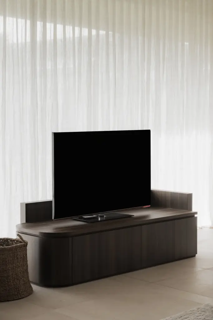 Afgerond televisiemeubel in donker hout, Nieuwbouwwoning in Roeselare, interieur Laura Calleeuw