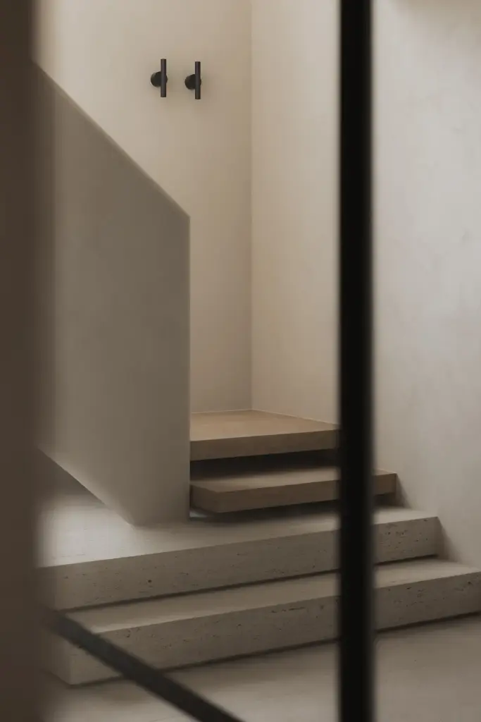 Trap met travertijn trede en zwart staalprofiel, Nieuwbouwwoning in Roeselare, interieur Laura Calleeuw