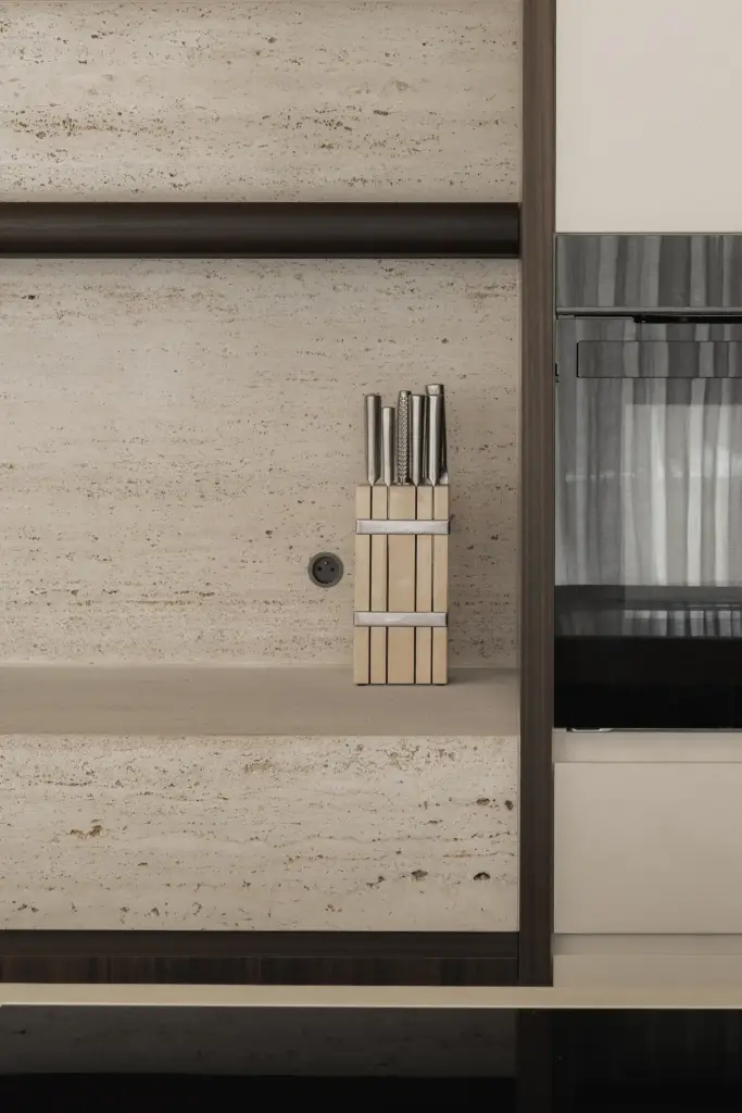 Travertijn spatwand met messenblok en inbouwoven, Nieuwbouwwoning in Roeselare, interieur Laura Calleeuw