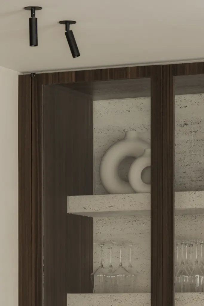 Vitrinekast met glazen deuren, travertijn en keramische vaas, Nieuwbouwwoning in Roeselare, interieur Laura Calleeuw