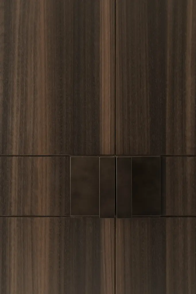 Detail van een kast in donker hout met inliggende handgrepen, Nieuwbouwwoning in Roeselare, interieur Laura Calleeuw