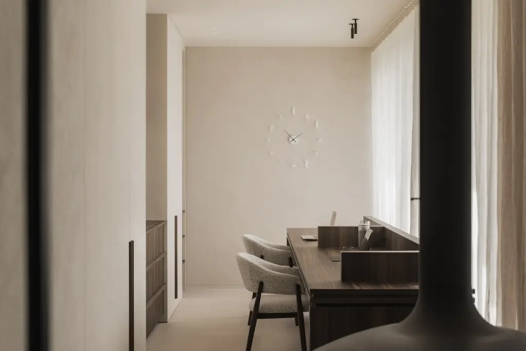 Werkhoek met bureau, stoel en hangende haard voor een linnen gordijn, Nieuwbouwwoning in Roeselare, interieur Laura Calleeuw