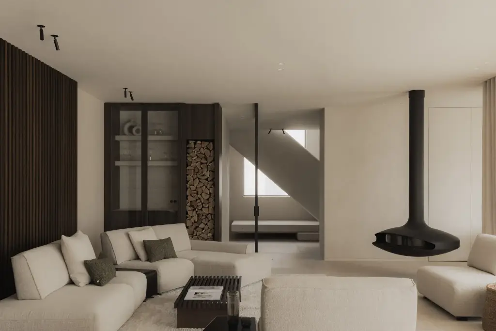 Woonkamer met hangende haard, hoekzetel en donkere lamellenwand, Nieuwbouwwoning in Roeselare, interieur Laura Calleeuw