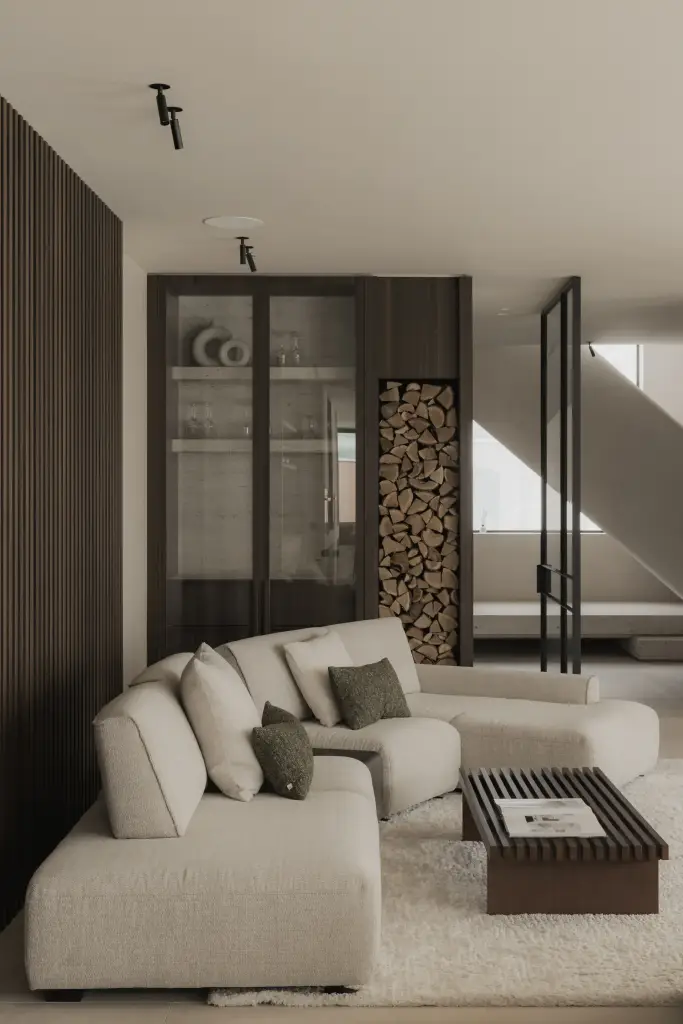 Woonkamer met hangende haard, hoekzetel en donkere lamellenwand, Nieuwbouwwoning in Roeselare, interieur Laura Calleeuw