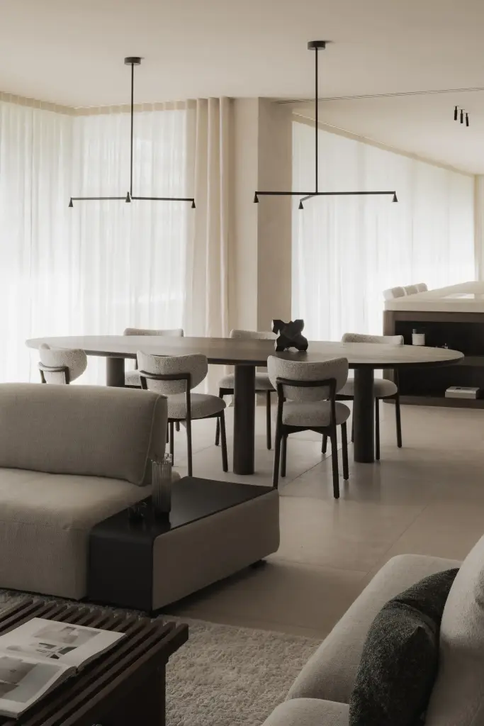Zithoek en eethoek achter lange linnen gordijnen, Nieuwbouwwoning in Roeselare, interieur Laura Calleeuw