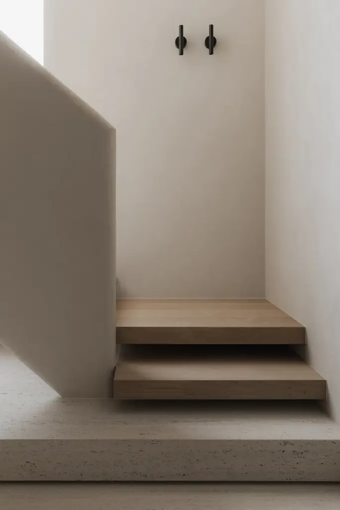 Zwevende eikenhouten trap met travertijn treden en gestucte wand, Nieuwbouwwoning in Roeselare, interieur Laura Calleeuw