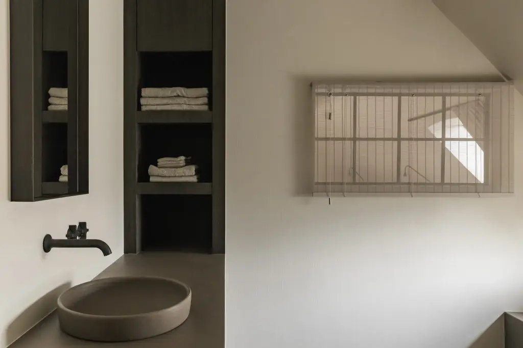 Badkamer met opzetwastafel, wandkraan en nissen met handdoeken, Schuur in Westkapelle, interieur Laura Calleeuw