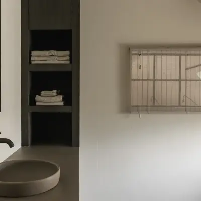 Badkamer met opzetwastafel, wandkraan en nissen met handdoeken, Schuur in Westkapelle, interieur Laura Calleeuw