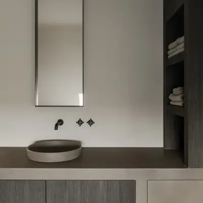 Badkamer met opzetwastafel, wandkraan en nissen met handdoeken, Schuur in Westkapelle, interieur Laura Calleeuw