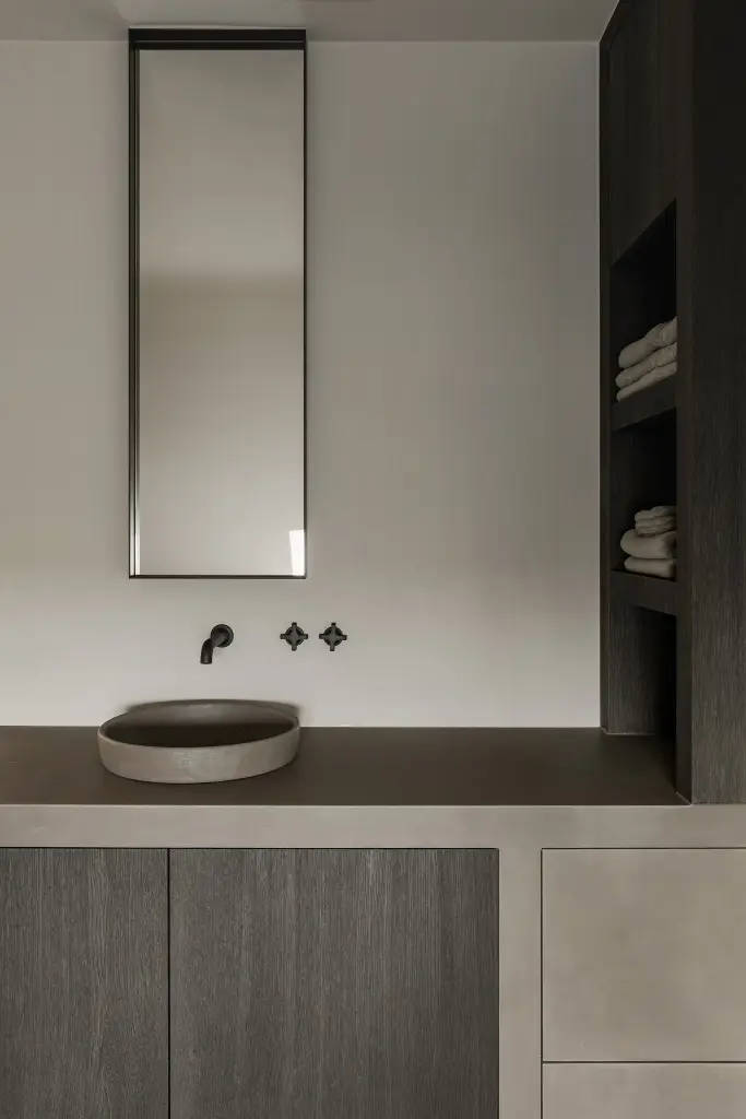 Badkamer met opzetwastafel, wandkraan en nissen met handdoeken, Schuur in Westkapelle, interieur Laura Calleeuw