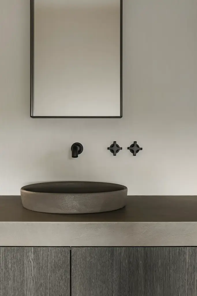 Badkamer met opzetwastafel, wandkraan en nissen met handdoeken, Schuur in Westkapelle, interieur Laura Calleeuw