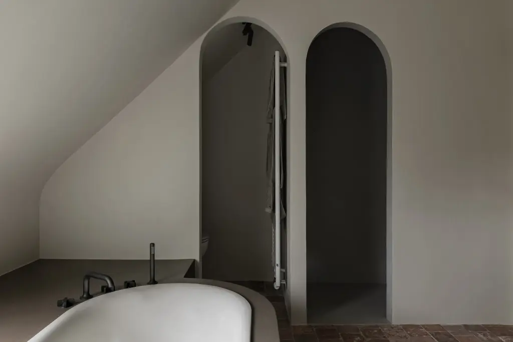Badkamer met vrijstaand bad en twee boogvormige nissen, Schuur in Westkapelle, interieur Laura Calleeuw