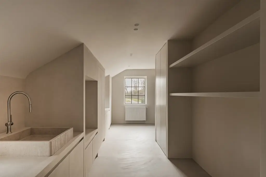 Badkamer met stenen wastafel, kastenwand en venster, Schuur in Westkapelle, interieur Laura Calleeuw