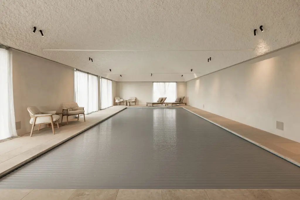 Binnenzwembad met tongewelf, ligstoelen en fauteuils, Schuur in Westkapelle, interieur Laura Calleeuw