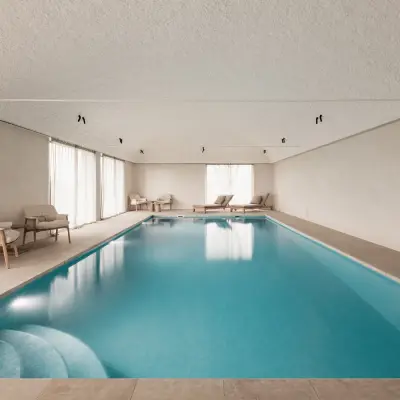 Binnenzwembad met tongewelf, ligstoelen en fauteuils, Schuur in Westkapelle, interieur Laura Calleeuw