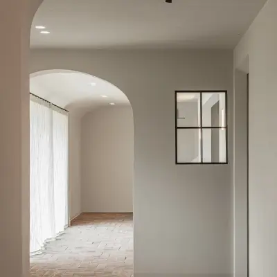 Boogdoorgang met vloer in gebakken baksteen, Schuur in Westkapelle, interieur Laura Calleeuw
