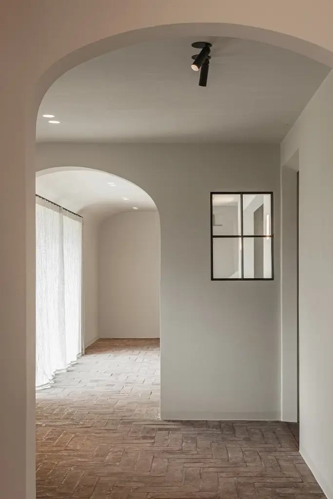 Boogdoorgang met vloer in gebakken baksteen, Schuur in Westkapelle, interieur Laura Calleeuw