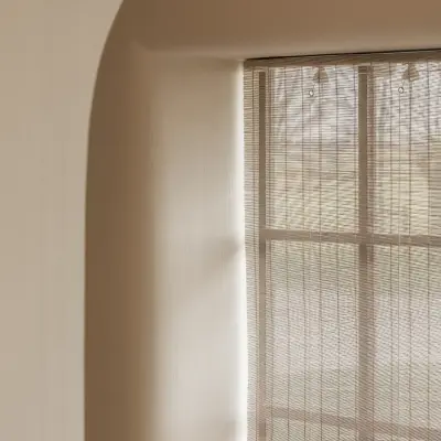 Boogvormige nis met hoog raam en rieten gordijn, Schuur in Westkapelle, interieur Laura Calleeuw