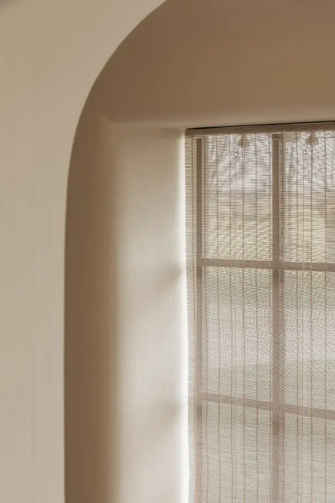 Boogvormige nis met hoog raam en rieten gordijn, Schuur in Westkapelle, interieur Laura Calleeuw
