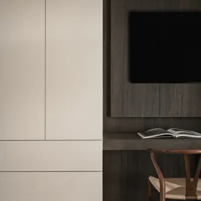 Bureau met televisie in donker eiken tussen witte kasten en gordijn, Schuur in Westkapelle, interieur Laura Calleeuw