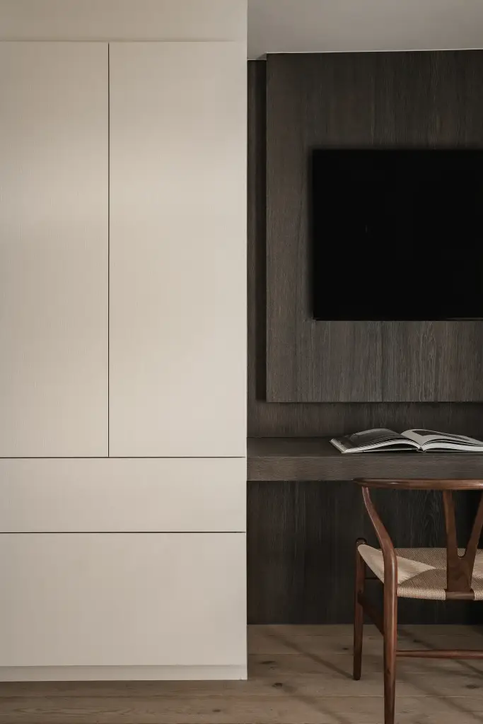 Bureau met televisie in donker eiken tussen witte kasten en gordijn, Schuur in Westkapelle, interieur Laura Calleeuw