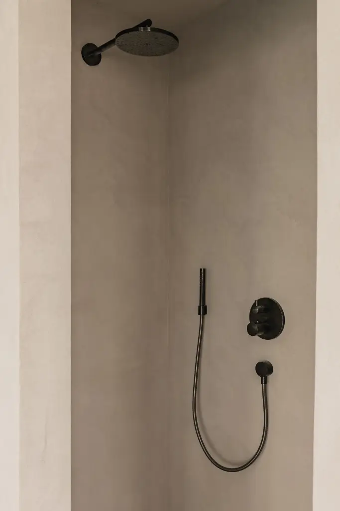 Douche met regendouche en thermostaatkraan in microcement, Schuur in Westkapelle, interieur Laura Calleeuw