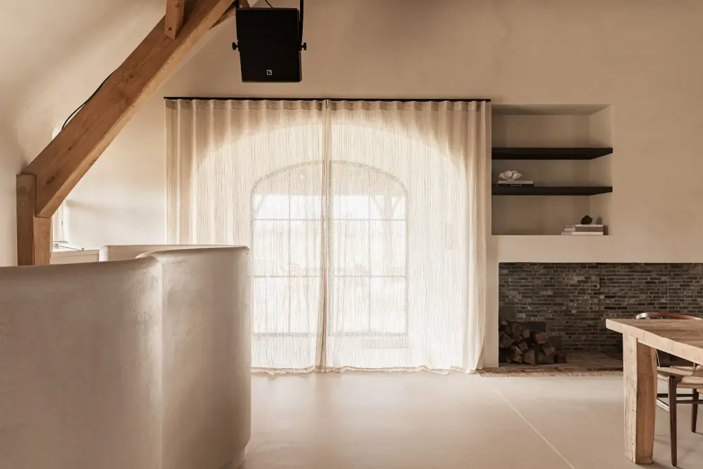 Eethoek met boograam, schouw met bakstenen achterwand en nissen met planken, Schuur in Westkapelle, interieur Laura Calleeuw