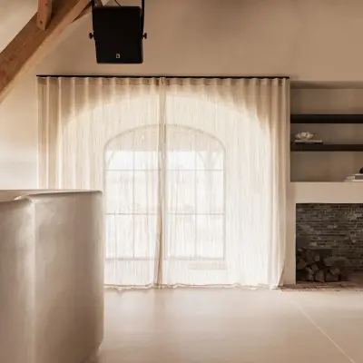 Eethoek met boograam, schouw met bakstenen achterwand en nissen met planken, Schuur in Westkapelle, interieur Laura Calleeuw