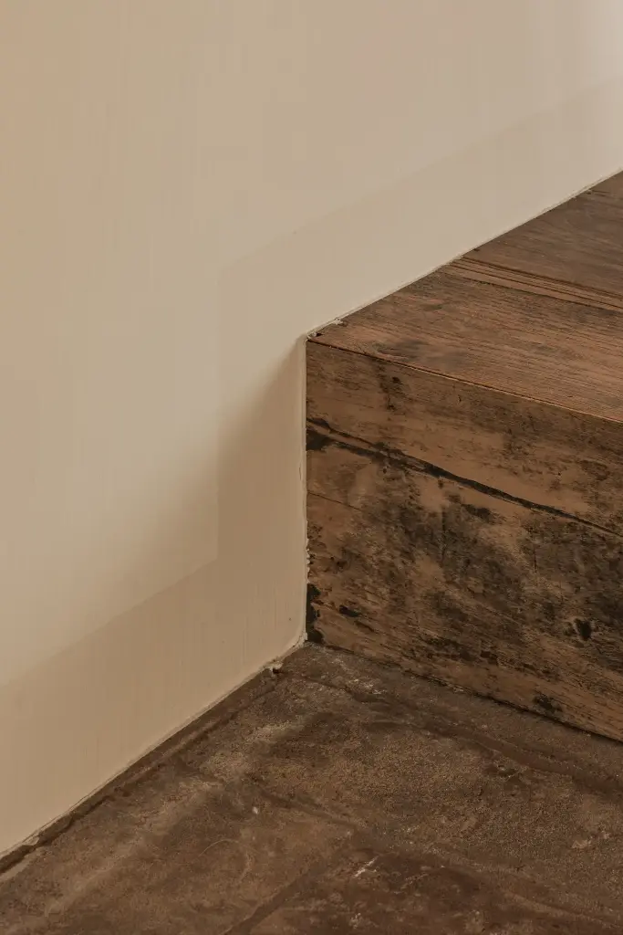 Detail van een oude eikenhouten balk als drempel, Schuur in Westkapelle, interieur Laura Calleeuw