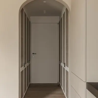 Gang met boogdoorgang en kasten met rieten panelen, Schuur in Westkapelle, interieur Laura Calleeuw
