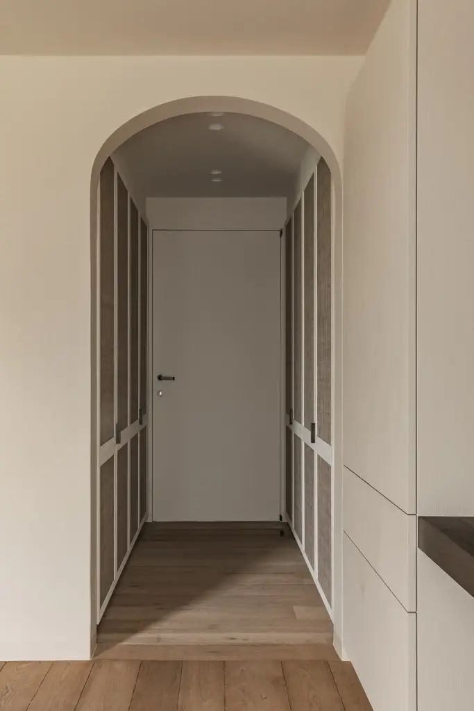 Gang met boogdoorgang en kasten met rieten panelen, Schuur in Westkapelle, interieur Laura Calleeuw