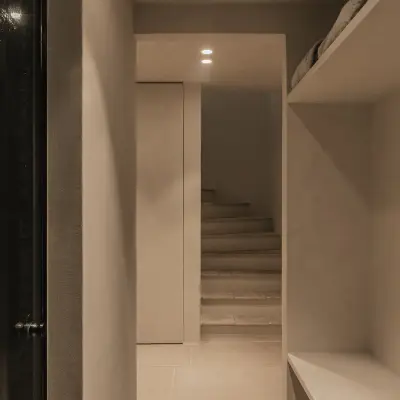 Gang met glazen saunadeur, ingebouwde bank en trap, Schuur in Westkapelle, interieur Laura Calleeuw