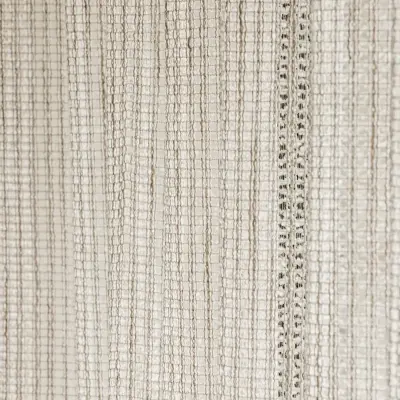 Detail van een grof geweven gordijn, Schuur in Westkapelle, interieur Laura Calleeuw
