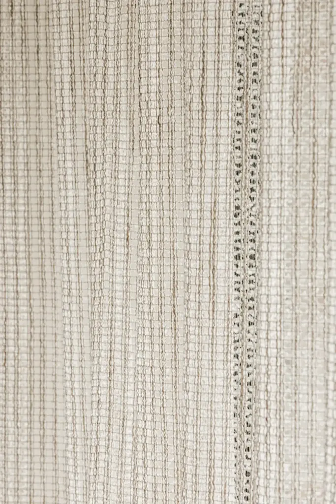 Detail van een grof geweven gordijn, Schuur in Westkapelle, interieur Laura Calleeuw