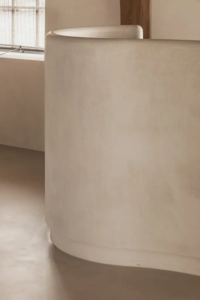Detail van het golvend keukeneiland in microcement, Schuur in Westkapelle, interieur Laura Calleeuw