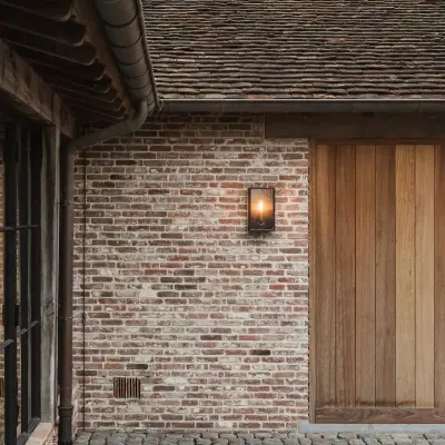 Gerenoveerde hoeve met oude baksteen, pannendak en eikenhouten poorten, Schuur in Westkapelle, interieur Laura Calleeuw