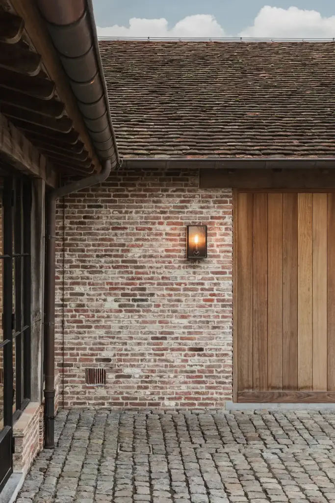 Gerenoveerde hoeve met oude baksteen, pannendak en eikenhouten poorten, Schuur in Westkapelle, interieur Laura Calleeuw