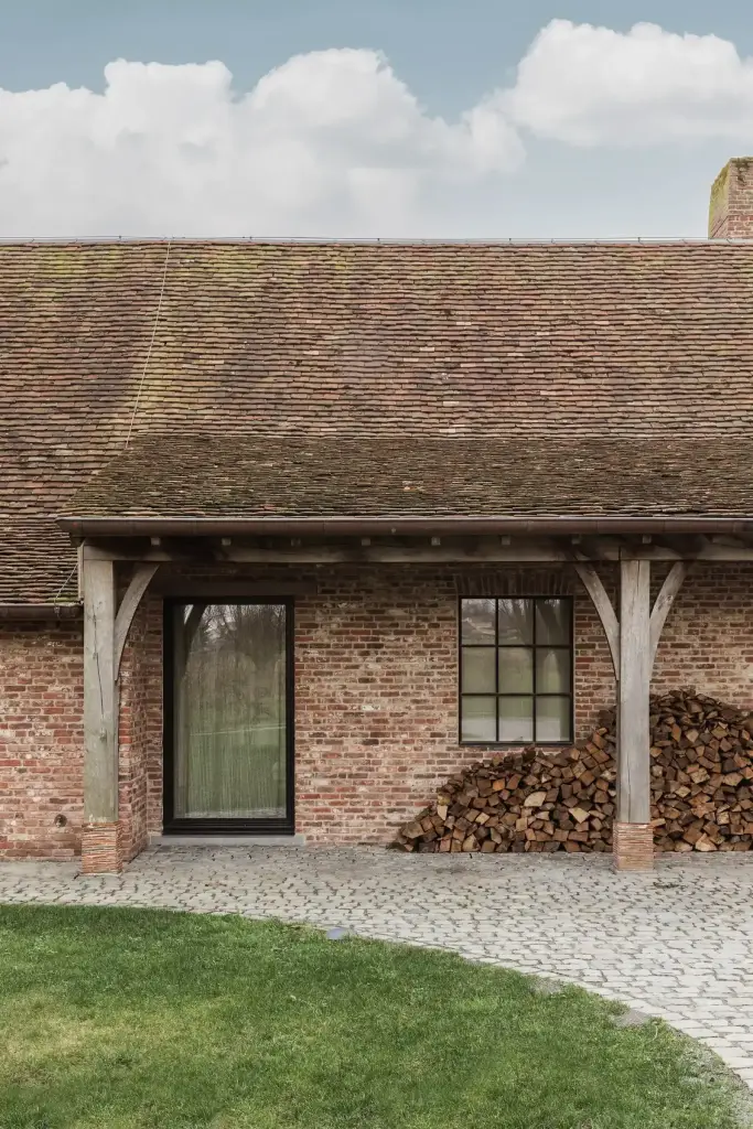 Gerenoveerde hoeve met oude baksteen, pannendak en eikenhouten poorten, Schuur in Westkapelle, interieur Laura Calleeuw