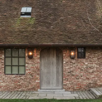Gerenoveerde hoeve met oude baksteen, pannendak en eikenhouten poorten, Schuur in Westkapelle, interieur Laura Calleeuw
