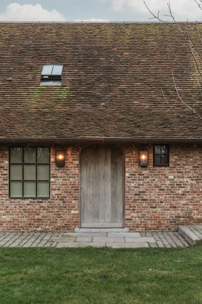 Gerenoveerde hoeve met oude baksteen, pannendak en eikenhouten poorten, Schuur in Westkapelle, interieur Laura Calleeuw