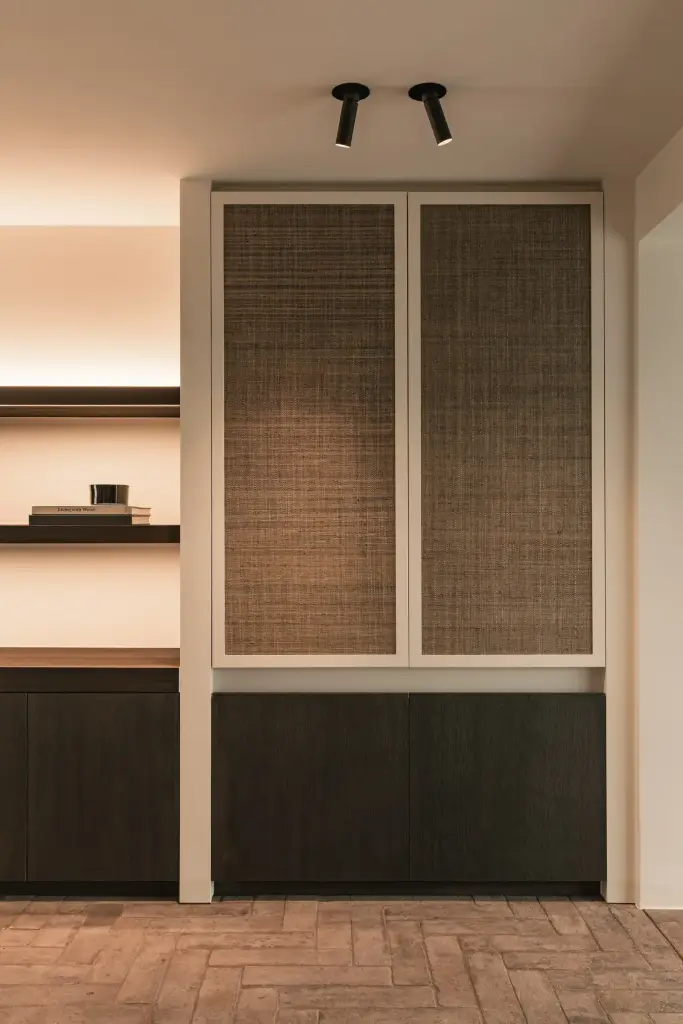 Inbouwkast met rieten deuren boven donker eiken dressoir, Schuur in Westkapelle, interieur Laura Calleeuw
