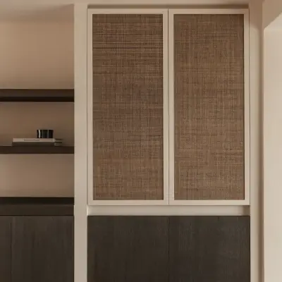 Inbouwkast met rieten deuren boven donker eiken dressoir, Schuur in Westkapelle, interieur Laura Calleeuw