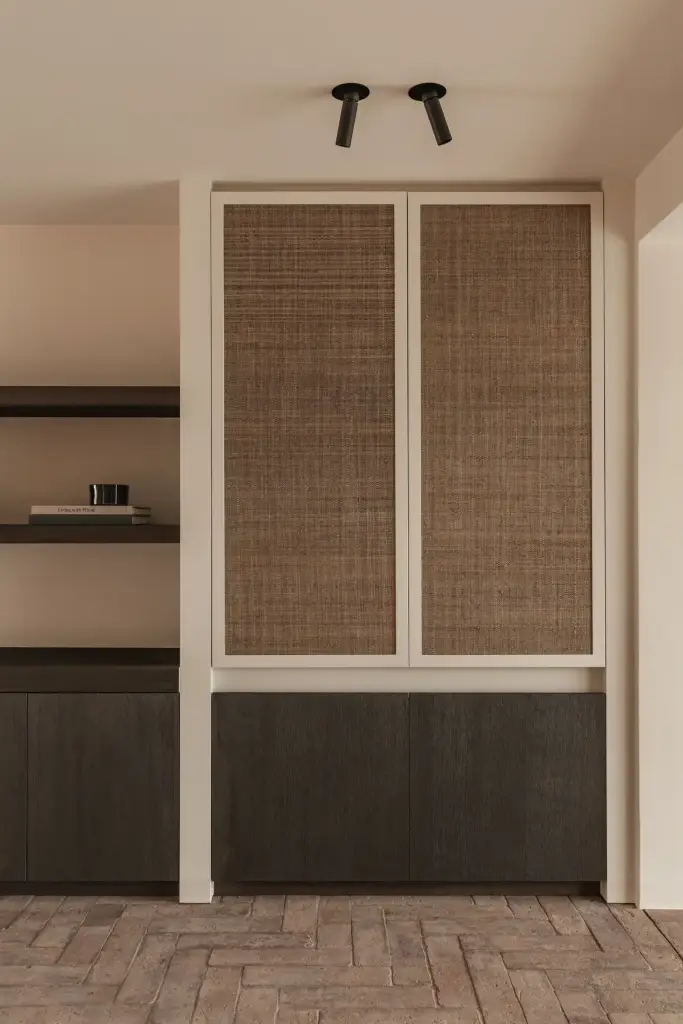 Inbouwkast met rieten deuren boven donker eiken dressoir, Schuur in Westkapelle, interieur Laura Calleeuw