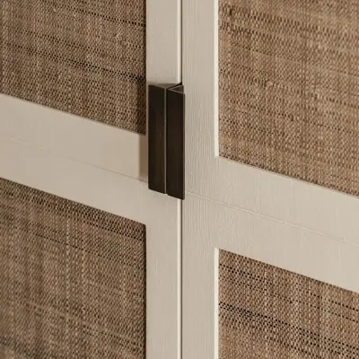 Detail van kastdeuren met rieten panelen in wit kader, Schuur in Westkapelle, interieur Laura Calleeuw