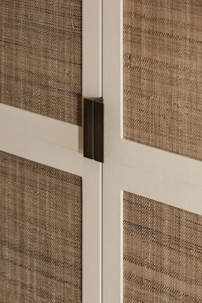 Detail van kastdeuren met rieten panelen in wit kader, Schuur in Westkapelle, interieur Laura Calleeuw