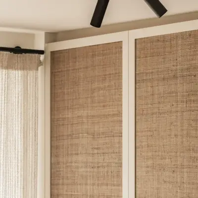 Detail van kastdeuren met rieten panelen in wit kader, Schuur in Westkapelle, interieur Laura Calleeuw