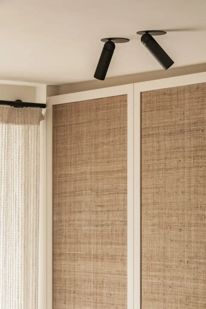 Detail van kastdeuren met rieten panelen in wit kader, Schuur in Westkapelle, interieur Laura Calleeuw