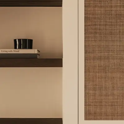 Detail van kastdeuren met rieten panelen in wit kader, Schuur in Westkapelle, interieur Laura Calleeuw